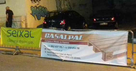Bandeira da CasalPal e da Câmara Municipal do Seixal num evento desportivo noturno